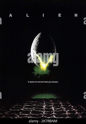 Movie poster Film Alien (USA/UK 1979) regista: Ridley Scott 25 May 1979 **WARNING** questa fotografia è ad uso esclusivamente editoriale ed è copyright della 20TH CENTURY FOX e/o del fotografo assegnato dalla Film o Production Company e può essere riprodotta solo da pubblicazioni in concomitanza con la promozione del suddetto Film. È richiesto un credito obbligatorio a 20TH CENTURY FOX. Il fotografo deve essere accreditato anche se conosciuto. Nessun uso commerciale può essere concesso senza l'autorizzazione scritta di The Film Company. Foto Stock