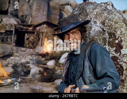 Stephen Boyd Film: L'uomo chiamato Noon; un Hombre Llamado Noon; lo Chiamavano mezzogiorno (1973) personaggi: Rimes regista: Peter Collinson 06 agosto 1973 **AVVERTENZA** questa fotografia è solo per uso editoriale ed è copyright delle IMMAGINI GENERALI NAZIONALI e/o del fotografo assegnato dalla Film o dalla Production Company e può essere riprodotta solo da pubblicazioni in concomitanza con la promozione del film di cui sopra. È richiesto un credito obbligatorio per LE IMMAGINI GENERALI NAZIONALI. Il fotografo deve essere accreditato anche quando è noto. Nessun uso commerciale può essere concesso senza l'autorizzazione scritta f Foto Stock