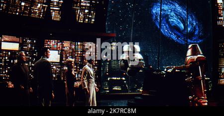 Ernest Borgnine, Anthony Perkins, Yvette Mimieux e Robert Forster Film: The Black Hole (USA 1979) personaggi: Harry Booth, Dr. Alex Durant, Dr. Kate McCrae, Captain Dan Holland Direttore: Gary Nelson 18 dicembre 1979 **AVVERTENZA** questa fotografia è solo per uso editoriale ed è copyright di WALT DISNEY PRODUCTIONS e/o del fotografo assegnato dalla Film o dalla Production Company e può essere riprodotta solo da pubblicazioni in concomitanza con la promozione del film di cui sopra. È richiesto un credito obbligatorio per WALT DISNEY PRODUCTIONS. Il fotografo deve essere accreditato anche quando è noto. No c Foto Stock