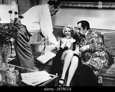 Delphine Seyrig & Fernando Rey Film: Il fascino discreto della borghesia (le charme discret de la borghesia) personaggi: Simone Thevenot, Don Rafael Acosta Fr 1972, regista: Luis Bunuel 15 settembre 1972 **AVVERTENZA** questa fotografia è solo per uso editoriale ed è copyright delle PRODUZIONI CINEMATOGRAFICHE DI GREENWICH e/o del fotografo assegnato dalla Film o dalla Production Company e può essere riprodotta solo da pubblicazioni in concomitanza con la promozione del film di cui sopra. È richiesto un credito obbligatorio per LE PRODUZIONI CINEMATOGRAFICHE DI GREENWICH. Il fotografo deve essere accreditato anche quando è noto. No Co Foto Stock