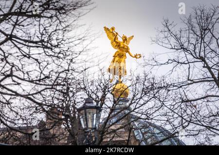 Angelo d'oro sulla cupola dell'Accademia d'Arte a Dresda la sera, in Germania Foto Stock