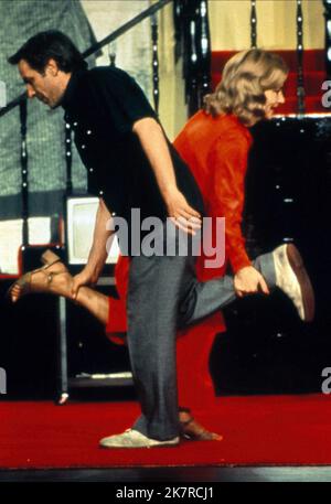 John Cassavetes & Gena Rowlands Film Opening Night (1977) personaggi: Maurice Aarons, Myrtle Gordon regista: John Cassavetes 17 aprile 1977 **ATTENZIONE** questa fotografia è solo per uso editoriale ed è copyright della DISTRIBUZIONE DEI VOLTI e/o del fotografo assegnato dalla Film o Production Company e può essere riprodotta solo da pubblicazioni in concomitanza con la promozione del suddetto Film. È richiesta una DISTRIBUZIONE credito a FACCE obbligatoria. Il fotografo deve essere accreditato anche se conosciuto. Nessun uso commerciale può essere concesso senza l'autorizzazione scritta di The Film Company. Foto Stock