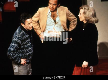 John Cassavetes, ben Gazzara & Gena Rowlands Film: Notte di apertura (1978) personaggi: Maurice Aarons, Manny Victor, Myrtle Gordon regista: John Cassavetes 17 aprile 1977 **AVVERTENZA** questa fotografia è solo per uso editoriale ed è copyright della DISTRIBUZIONE FACES e/o del fotografo assegnato dalla Film o dalla Production Company e può essere riprodotta solo da pubblicazioni in concomitanza con la promozione del film di cui sopra. È necessaria UNA DISTRIBUZIONE obbligatoria del credito ai VOLTI. Il fotografo deve essere accreditato anche quando è noto. Nessun uso commerciale può essere concesso senza l'autorizzazione scritta per Foto Stock