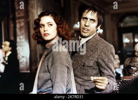 Corinne Clery & Adriano Celentano Film: Bluff; High Rollers (Bluff storia di truffe e di imbroglioni) personaggi: Charlotte, Felice 'Félix' Brianza IT 1976, / Titel Auch: 'Der bluffer', 'Zwei Tolle Wanzen Kochen AB', 'Zwei Profis Schlagen Zu' regista: Sergio Corbucci 15 aprile 1976 **AVVERTENZA** questa fotografia è esclusivamente per uso editoriale ed è copyright dei FILM CAPITALI e/o del fotografo assegnato dalla Film o dalla Società di produzione e può essere riprodotta solo da pubblicazioni in concomitanza con la promozione del film sopra citato. È richiesto un credito obbligatorio per I FILM IN CAPITALE. Il Fotogocellule Foto Stock