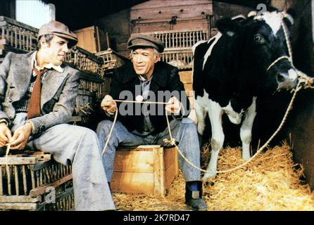 Adriano Celentano & Anthony Quinn Film: Bluff; High Rollers (Bluff storia di truffe e di imbroglioni) personaggi: Felice 'Félix' Brianza, Philip Bang IT 1976, / Titel Auch: 'Der bluffer', 'Zwei Tolle Wanzen Kochen AB', 'Zwei Profis Schlagen Zu' regista: Sergio Corbucci 15 aprile 1976 **AVVERTENZA** questa fotografia è esclusivamente per uso editoriale ed è copyright dei FILM CAPITALI e/o del fotografo assegnato dalla Film o dalla Società di produzione e può essere riprodotta solo da pubblicazioni in concomitanza con la promozione del film sopra citato. È richiesto un credito obbligatorio per I FILM IN CAPITALE. Il Phot Foto Stock