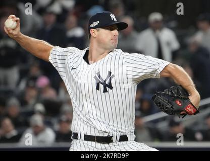 New York, Stati Uniti. 18th Ott 2022. Clay Holmes, il lanciatore di sollievo degli Yankees di New York, lancia l'ottava serie contro i Cleveland Guardians nel gioco 5 della loro American League Division Series allo Yankee Stadium di New York City martedì 18 ottobre 2022. Foto di Ray Stubblebine/UPI Credit: UPI/Alamy Live News Foto Stock