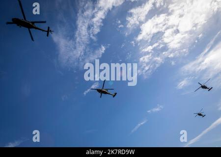 Quattro Stati Uniti Gli elicotteri dell'esercito UH-60m Black Hawk con il battaglione 1st, il reggimento dell'aviazione 150th, la Guardia nazionale dell'esercito del New Jersey, effettuano un volo sopra durante la revisione militare della Guardia nazionale del New Jersey 2022 al Centro di addestramento della Guardia nazionale, giro del mare, New Jersey, 16 ottobre 2022. La Revisione militare è una tradizione di 130 anni che permette al governatore come comandante in capo di rivedere i soldati e gli Airmen della Guardia Nazionale del New Jersey. (Foto della Guardia Nazionale del New Jersey di Mark C. Olsen) Foto Stock