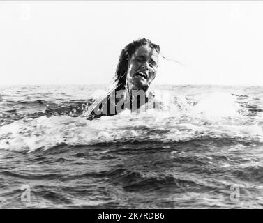 Susan Backlinie Film: Jaws (USA 1975) personaggi: Christine 'Chrissie' Watkins regista: Steven Spielberg 20 giugno 1975 **AVVERTENZA** questa fotografia è solo per uso editoriale ed è copyright di UNIVERSAL e/o del fotografo assegnato dalla Film o dalla Società di produzione e può essere riprodotta solo da pubblicazioni in concomitanza con la promozione del film di cui sopra. È richiesto un credito obbligatorio a UNIVERSAL. Il fotografo deve essere accreditato anche quando è noto. Nessun uso commerciale può essere concesso senza autorizzazione scritta da parte della Film Company. Foto Stock