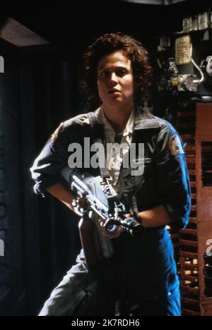 Sigourney Weaver Film Alien (USA/UK 1979) personaggi: Ripley regista: Ridley Scott 25 May 1979 **WARNING** questa fotografia è ad uso esclusivamente editoriale ed è copyright della 20TH CENTURY FOX e/o del fotografo assegnato dalla Film o Production Company e può essere riprodotta solo da pubblicazioni in concomitanza con la promozione del suddetto Film. È richiesto un credito obbligatorio a 20TH CENTURY FOX. Il fotografo deve essere accreditato anche se conosciuto. Nessun uso commerciale può essere concesso senza l'autorizzazione scritta di The Film Company. Foto Stock