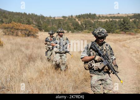 I soldati dello Squadrone 3rd, 61st reggimento di cavalleria, 2nd Stryker Brigade Combat Team, 4th divisione fanteria, ritornano dalla conduzione della ricognizione durante un esercizio di addestramento sul campo, il 14 ottobre 2022 a Fort Carson, Colorado. La ricognizione è una parte fondamentale dei compiti di un 19D Cavalry Scout. (STATI UNITI Foto dell'esercito di Sgt. Willis Hobbs Foto Stock