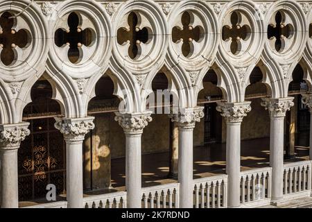 Colonne ornate a righe, facciata del Palazzo Ducale a Venezia Foto Stock