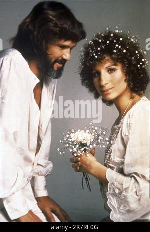 Barbra Streisand & Kris Kristofferson Film: Nasce una stella (USA 1976) personaggi: Esther Hoffman, John Norman Howard regista: Frank Pierson 17 Dicembre 1976 **AVVERTIMENTO** questa fotografia è solo per uso editoriale ed è copyright di WARNER BROS. E/o il fotografo assegnato dalla Film o dalla Società di produzione e può essere riprodotto solo da pubblicazioni in concomitanza con la promozione del film di cui sopra. Un credito obbligatorio a WARNER BROS. è obbligatorio. Il fotografo deve essere accreditato anche quando è noto. Nessun uso commerciale può essere concesso senza autorizzazione scritta da parte della Film Company. Foto Stock