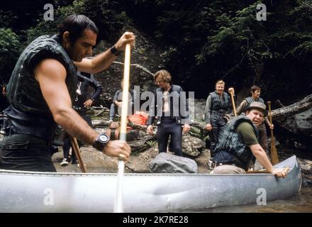 Burt Reynolds, Jon Voight, Ronny Cox & Ned Beatty Film Deliverance (USA 1972) personaggi: Lewis, ed, Drew, Bobby regista: John Boorman 30 luglio 1972 **ATTENZIONE** questa fotografia è solo per uso editoriale ed è copyright DELLA WARNER BROS. E/o il fotografo assegnato dalla Film o dalla Production Company e può essere riprodotto solo da pubblicazioni in concomitanza con la promozione del suddetto Film. Un credito obbligatorio alla WARNER BROS. è obbligatorio. Il fotografo deve essere accreditato anche se conosciuto. Nessun uso commerciale può essere concesso senza l'autorizzazione scritta di The Film Company. Foto Stock