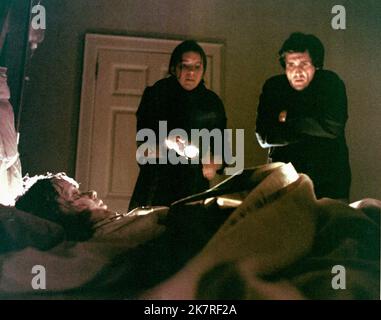 Linda Blair & Jason Miller Film: The Exorcist (USA 1973) personaggi: Regan & Padre Karras regista: William Friedkin 26 dicembre 1973 **AVVERTIMENTO** questa fotografia è solo per uso editoriale ed è copyright di WARNER BROS. E/o il fotografo assegnato dalla Film o dalla Società di produzione e può essere riprodotto solo da pubblicazioni in concomitanza con la promozione del film di cui sopra. Un credito obbligatorio a WARNER BROS. è obbligatorio. Il fotografo deve essere accreditato anche quando è noto. Nessun uso commerciale può essere concesso senza autorizzazione scritta da parte della Film Company. Foto Stock