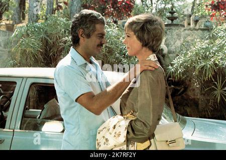 Omar Sharif & Julie Andrews Film: The Tamarind Seed (USA/UK 1974) personaggi: Feodor Sverdlov & Judith Frow regista: Blake Edwards 11 luglio 1974 **AVVERTENZA** questa fotografia è solo per uso editoriale ed è copyright di LORIMAR e/o del fotografo assegnato dalla Film o dalla Production Company e può essere riprodotta solo da pubblicazioni in concomitanza con la promozione del film di cui sopra. È richiesto un credito obbligatorio a LORIMAR. Il fotografo deve essere accreditato anche quando è noto. Nessun uso commerciale può essere concesso senza autorizzazione scritta da parte della Film Company. Foto Stock