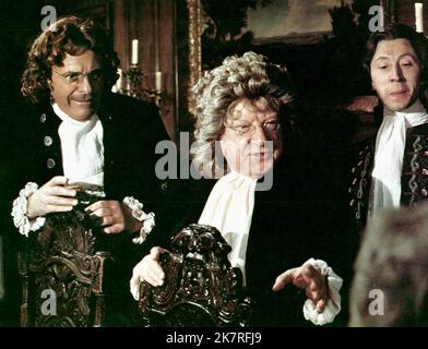 Terry-Thomas, Arthur Lowe & Murray Melvin Film: The bawdy Adventures of Tom Jones (UK 1976) personaggi: MR. Square, Dr. Thwackum & Blifil / Literaturverfilmung (basato sul libro di Henry Fielding) regista: Cliff Owen 10 maggio 1976 **AVVERTENZA** questa fotografia è solo per uso editoriale ed è copyright di IMMAGINI UNIVERSALI e/o del fotografo assegnato dalla Film o dalla Production Company e può essere riprodotta solo da pubblicazioni in concomitanza con la promozione del film di cui sopra. È richiesto un credito obbligatorio per LE FOTO UNIVERSALI. Il fotografo deve essere accreditato anche quando è noto. Foto Stock