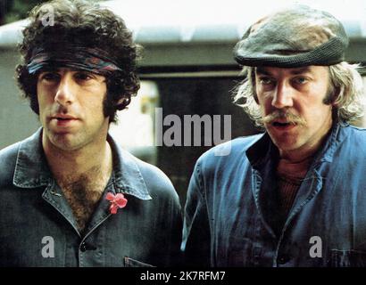 Elliott Gould & Donald Sutherland Film S*P*Y*S; Spys (1974) personaggi: Griff & Bruland regista: Irvin Kershner 28 giugno 1974 **ATTENZIONE** questa fotografia è ad uso esclusivamente editoriale ed è copyright della 20 CENTURY FOX e/o del fotografo assegnato dalla Film o Production Company e può essere riprodotta solo da pubblicazioni in concomitanza con la promozione del suddetto Film. È richiesto un credito obbligatorio a 20 CENTURY FOX. Il fotografo deve essere accreditato anche se conosciuto. Nessun uso commerciale può essere concesso senza l'autorizzazione scritta di The Film Company. Foto Stock