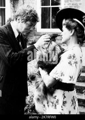 Simon Ward & Daphine Oxenford Film All Creatures Great and Small (1975) Characters: James Herriot & Director: Claude Whatham 04 febbraio 1975 **WARNING** questa fotografia è ad uso esclusivamente editoriale ed è copyright della EMI e/o del fotografo assegnato dalla Film or Production Company e può essere riprodotta solo da pubblicazioni in concomitanza con la promozione del suddetto Film. È richiesto un credito obbligatorio a EMI. Il fotografo deve essere accreditato anche se conosciuto. Nessun uso commerciale può essere concesso senza l'autorizzazione scritta di The Film Company. Foto Stock