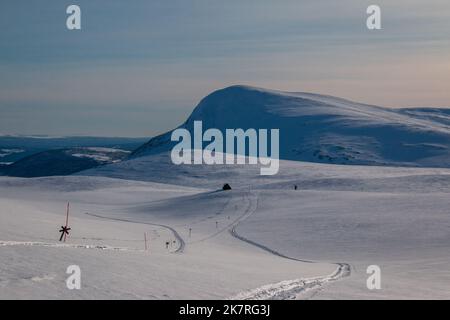 Pista sciistica di Kungsleden che si avvicina a un rifugio di emergenza su un tratto tra serve e Ammarnas, Lapponia, Svezia Foto Stock