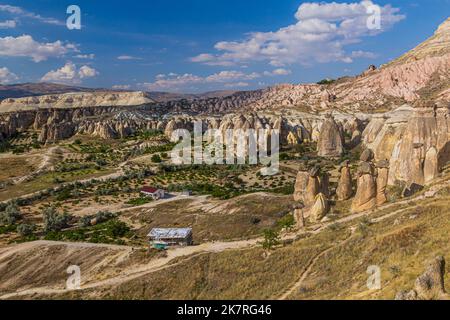 Vista delle formazioni rocciose Fairy Chimneys in Cappadocia, Turchia Foto Stock