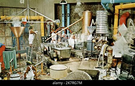 Oompa-Loompas Film Willy Wonka & The Chocolate Factory (USA 1971) regista: Mel Stuart 30 giugno 1971 **ATTENZIONE** questa fotografia è solo per uso editoriale ed è copyright DELLA WARNER BROS. E/o il fotografo assegnato dalla Film o dalla Production Company e può essere riprodotto solo da pubblicazioni in concomitanza con la promozione del suddetto Film. Un credito obbligatorio alla WARNER BROS. è obbligatorio. Il fotografo deve essere accreditato anche se conosciuto. Nessun uso commerciale può essere concesso senza l'autorizzazione scritta di The Film Company. Foto Stock