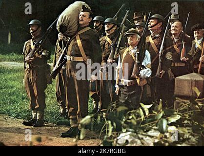 David Tomlinson Film Bedknobs and Broomsticks (1971) personaggi: Emelius regista: Robert Stevenson 07 ottobre 1971 **WARNING** questa fotografia è ad uso esclusivamente editoriale ed è copyright delle PRODUZIONI WALT DISNEY e/o del fotografo assegnato dalla Film or Production Company e può essere riprodotta solo da pubblicazioni in concomitanza con la promozione del suddetto Film. È richiesto un credito obbligatorio per LE PRODUZIONI WALT DISNEY. Il fotografo deve essere accreditato anche se conosciuto. Nessun uso commerciale può essere concesso senza l'autorizzazione scritta di The Film Company. Foto Stock