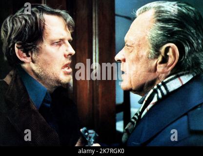 Nicholas Pryor & William Holden Film: Damien: Omen II (USA 1978) personaggi: Charles Warren & Richard Thorn regista: Don Taylor 05 giugno 1978 **AVVERTENZA** questa fotografia è solo per uso editoriale ed è copyright di 20th CENTURY FOX e/o del fotografo assegnato dalla Film o dalla Production Company e può essere riprodotta solo da pubblicazioni in concomitanza con la promozione del film di cui sopra. È richiesto un credito obbligatorio a 20th CENTURY FOX. Il fotografo deve essere accreditato anche quando è noto. Nessun uso commerciale può essere concesso senza autorizzazione scritta da parte della Film Company. Foto Stock