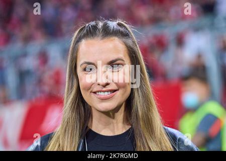 Laura WONTORRA, presentatore sportivo, giornalista, donna, moderatore, TV, televisione, nella partita FC BAYERN München - SC FREIBURG 5-0 1.German Football League il 16 ottobre 2022 a Monaco di Baviera, Germania. Stagione 2022/2023, giorno 10, 1.Bundesliga, FCB, München, 10.Spieltag © Peter Schatz / Alamy Live News - LE NORMATIVE DFL VIETANO L'USO DELLE FOTOGRAFIE come SEQUENZE DI IMMAGINI e/o QUASI-VIDEO - Foto Stock