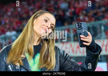 Laura WONTORRA, presentatore sportivo, giornalista, donna, moderatore, TV, televisione, nella partita FC BAYERN München - SC FREIBURG 5-0 1.German Football League il 16 ottobre 2022 a Monaco di Baviera, Germania. Stagione 2022/2023, giorno 10, 1.Bundesliga, FCB, München, 10.Spieltag © Peter Schatz / Alamy Live News - LE NORMATIVE DFL VIETANO L'USO DELLE FOTOGRAFIE come SEQUENZE DI IMMAGINI e/o QUASI-VIDEO - Foto Stock