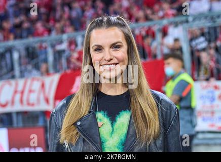 Laura WONTORRA, presentatore sportivo, giornalista, donna, moderatore, TV, televisione, nella partita FC BAYERN München - SC FREIBURG 5-0 1.German Football League il 16 ottobre 2022 a Monaco di Baviera, Germania. Stagione 2022/2023, giorno 10, 1.Bundesliga, FCB, München, 10.Spieltag © Peter Schatz / Alamy Live News - LE NORMATIVE DFL VIETANO L'USO DELLE FOTOGRAFIE come SEQUENZE DI IMMAGINI e/o QUASI-VIDEO - Foto Stock