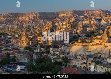 Veduta aerea delle formazioni rocciose nel villaggio di Goreme in Cappadocia, Turchia Foto Stock
