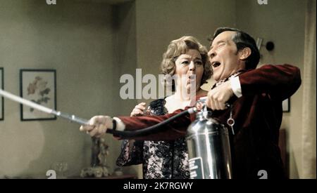 Hattie Jacques & Kenneth Williams Film: Continua matron (UK 1972) personaggi: Matron & Sir Bernard Cutting regista: Gerald Thomas 19 maggio 1972 **AVVERTENZA** questa fotografia è solo per uso editoriale ed è copyright della RANK ORGANISATION e/o del fotografo assegnato dalla Film o dalla Production Company e può essere riprodotta solo da pubblicazioni in concomitanza con la promozione del film di cui sopra. È richiesto un credito obbligatorio per L'ORGANIZZAZIONE DI CLASSIFICA. Il fotografo deve essere accreditato anche quando è noto. Nessun uso commerciale può essere concesso senza autorizzazione scritta da parte della Film Company. Foto Stock