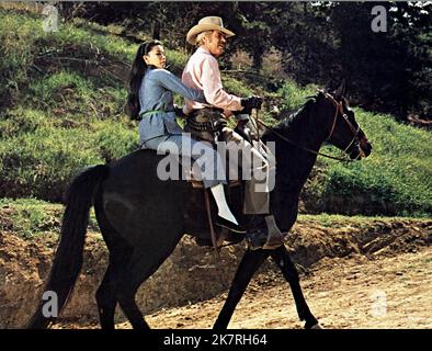 France Nuyen & George Peppard Film: Un treno in più per Rob (1971) personaggi: Ah Toy & Harker Fleet Direttore: Andrew V. Mclaglen 09 aprile 1971 **AVVERTENZA** questa fotografia è solo per uso editoriale ed è copyright di UNIVERSAL e/o del fotografo assegnato dalla Film o dalla Production Company e può essere riprodotta solo da pubblicazioni in concomitanza con la promozione del film di cui sopra. È richiesto un credito obbligatorio a UNIVERSAL. Il fotografo deve essere accreditato anche quando è noto. Nessun uso commerciale può essere concesso senza autorizzazione scritta da parte della Film Company. Foto Stock