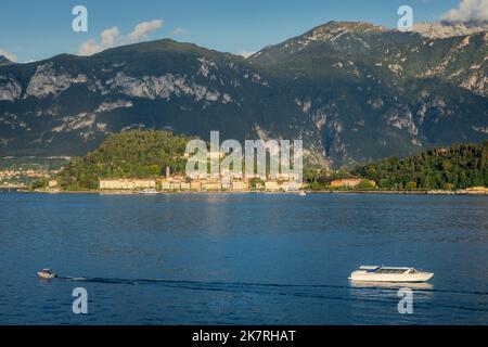 Vista sulla montagna e sullo skyline di Bellagio dal Lago di Como al tramonto, Italia settentrionale Foto Stock