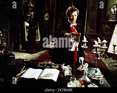 Roger Moore Film: Sherlock Holmes a New York (TV-Film) personaggi: Sherlock Holmes USA 1976, regista: Boris Sagal 18 ottobre 1976 **AVVERTENZA** questa fotografia è solo per uso editoriale ed è copyright di NBC e/o del fotografo assegnato dalla Film o dalla Società di produzione e può essere riprodotta solo da pubblicazioni in concomitanza con la promozione del film di cui sopra. È richiesto un credito obbligatorio a NBC. Il fotografo deve essere accreditato anche quando è noto. Nessun uso commerciale può essere concesso senza autorizzazione scritta da parte della Film Company. Foto Stock