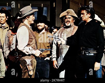 Kirk Douglas, Keith Carradine & Johnny Cash Film: A Gunfight (1972) personaggi: Will Tenneray, il giovane Gunfighter & Abe Cross regista: Lamont Johnson 07 dicembre 1972 **AVVERTENZA** questa fotografia è solo per uso editoriale ed è copyright di PARAMOUNT e/o del fotografo assegnato dalla Film o dalla Production Company e può essere riprodotta solo da pubblicazioni in concomitanza con la promozione del film di cui sopra. È richiesto un credito obbligatorio a PARAMOUNT. Il fotografo deve essere accreditato anche quando è noto. Nessun uso commerciale può essere concesso senza autorizzazione scritta da parte del Film Compan Foto Stock