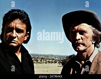 Johnny Cash & Kirk Douglas Film A Gunfight (1970) personaggi: Abe Cross & Will Tenneray regista: Lamont Johnson 07 dicembre 1972 **ATTENZIONE** questa fotografia è solo per uso editoriale ed è copyright della PARAMOUNT e/o del fotografo assegnato dalla Film o Production Company e può essere riprodotta solo da pubblicazioni in concomitanza con la promozione del suddetto Film. È richiesto un credito obbligatorio per LA PRIORITÀ. Il fotografo deve essere accreditato anche se conosciuto. Nessun uso commerciale può essere concesso senza l'autorizzazione scritta di The Film Company. Foto Stock