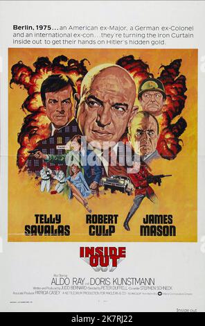 Telly Savalas poster Film Inside Out; Hitler'S Gold; The Golden Heist (1976) regista: Peter Duffell 14 novembre 1975 **WARNING** questa fotografia è solo per uso editoriale ed è copyright DELLA WARNER BROS e/o del fotografo assegnato dalla Film o Production Company e può essere riprodotta solo da pubblicazioni in concomitanza con la promozione del suddetto Film. È richiesto un credito obbligatorio a WARNER BROS. Il fotografo deve essere accreditato anche se conosciuto. Nessun uso commerciale può essere concesso senza l'autorizzazione scritta di The Film Company. Foto Stock