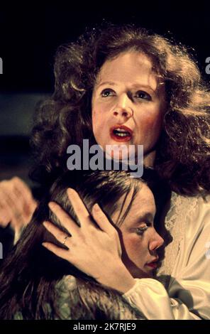 Sissy Spacek & Piper Laurie Film: Carrie (USA 1976) personaggi: Carrie White, Margaret White / Literaturverfilmung (basato sul libro di Stephen King) regista: Brian De Palma 03 novembre 1976 **AVVERTENZA** questa fotografia è solo per uso editoriale ed è copyright di UNITED ARTISTS e/o del fotografo assegnato dalla Film o dalla Production Company e può essere riprodotta solo da pubblicazioni in concomitanza con la promozione del film di cui sopra. È richiesto un credito obbligatorio per GLI ARTISTI UNITI. Il fotografo deve essere accreditato anche quando è noto. Nessun uso commerciale può essere concesso senza writ Foto Stock