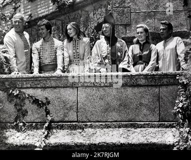 George Kennedy, Bobby Van, Sally Kellerman, John Gielgud & Peter Finch Film: Lost Horizon (USA 1973) personaggi: SAM CORNELIUS, HARRY LOVETT, SALLY HUGHES, CHANG, RICHARD CONWAY regista: Charles Jarrott 14 marzo 1973 **AVVERTENZA** questa fotografia è solo per uso editoriale ed è copyright di COLUMBIA e/o del fotografo assegnato dalla Film o dalla Production Company e può essere riprodotta solo da pubblicazioni in concomitanza con la promozione del film di cui sopra. È richiesto un credito obbligatorio a COLUMBIA. Il fotografo deve essere accreditato anche quando è noto. Non può essere concesso alcun uso commerciale Foto Stock