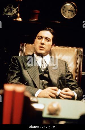 Al Pacino Film: Il Padrino (USA 1972) personaggi: Michael Corleone / Literaturverfilmung (basato sul libro di Mario Puzo) regista: Francis Ford Coppola 14 marzo 1972 **AVVERTENZA** questa fotografia è solo per uso editoriale ed è copyright di IMMAGINI DI PRIMARIA IMPORTANZA e/o del fotografo assegnato dalla Film o dalla Società di produzione e può essere riprodotta solo da pubblicazioni in concomitanza con la promozione del film di cui sopra. È richiesto un credito obbligatorio per LE FOTO DI PARAMOUNT. Il fotografo deve essere accreditato anche quando è noto. Nessun uso commerciale può essere concesso senza autorizzazione scritta Foto Stock