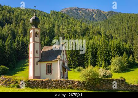 Chiesa di San Giovanni nell'idilliaca Santa Maddalena, Dolomiti, Italia Foto Stock