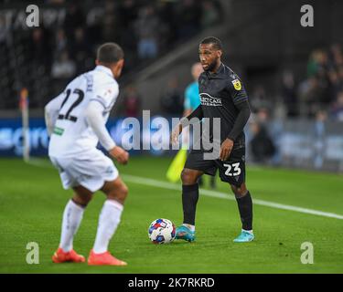 Swansea, Regno Unito. 18th Ott 2022. Junior Hoilett #23 di Reading durante la partita Sky Bet Championship Swansea City vs Reading al Swansea.com Stadium, Swansea, Regno Unito, 18th ottobre 2022 (Foto di Mike Jones/News Images) a Swansea, Regno Unito il 10/18/2022. (Foto di Mike Jones/News Images/Sipa USA) Credit: Sipa USA/Alamy Live News Foto Stock