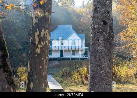 I colori autunnali circondano il Caldwell Place nella Cataloochee Valley, North Carolina. Foto Stock