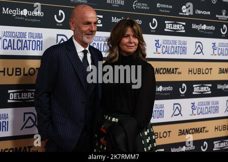 Milano, Italia. 17th Ott 2022. Stefano Pioli Capo Coach AC Milan con la moglie durante il Gran Gala del Calcio AIC 2022 a Rho Fiera Milano. (Foto di Fabrizio Carabelli/SOPA Images/Sipa USA) Credit: Sipa USA/Alamy Live News Foto Stock
