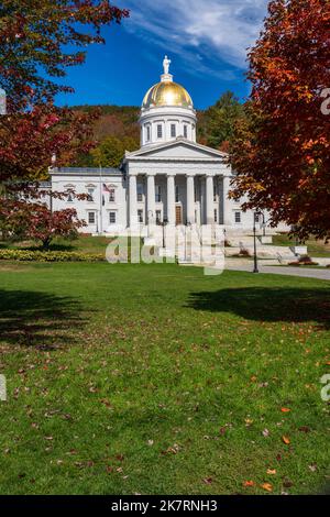 Cupola in foglia d'oro dell'edificio del campidoglio della Vermont state House a Montpelier, Vermont. I brillanti colori autunnali circondano l'edificio Foto Stock