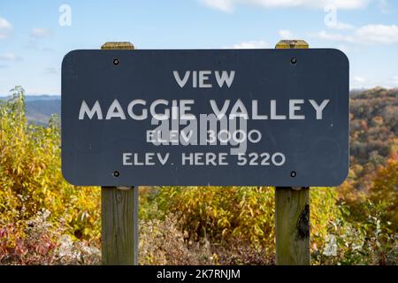 Visualizza Maggie Valley Elevation 3000, Elevationa qui 5220 segnaletica con alberi autunnali sullo sfondo, Foto Stock