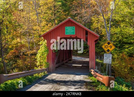 Ingresso al ponte coperto Slaughter House a Northfield Falls, Vermont Foto Stock