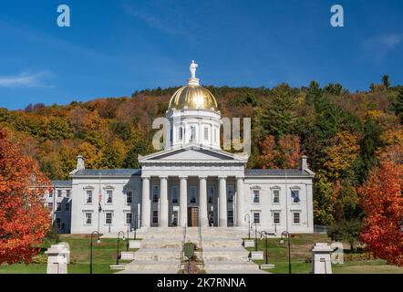 Cupola in foglia d'oro dell'edificio del campidoglio della Vermont state House a Montpelier, Vermont. I brillanti colori autunnali circondano l'edificio Foto Stock