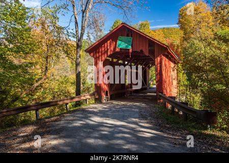 Ingresso al ponte coperto Slaughter House a Northfield Falls, Vermont Foto Stock